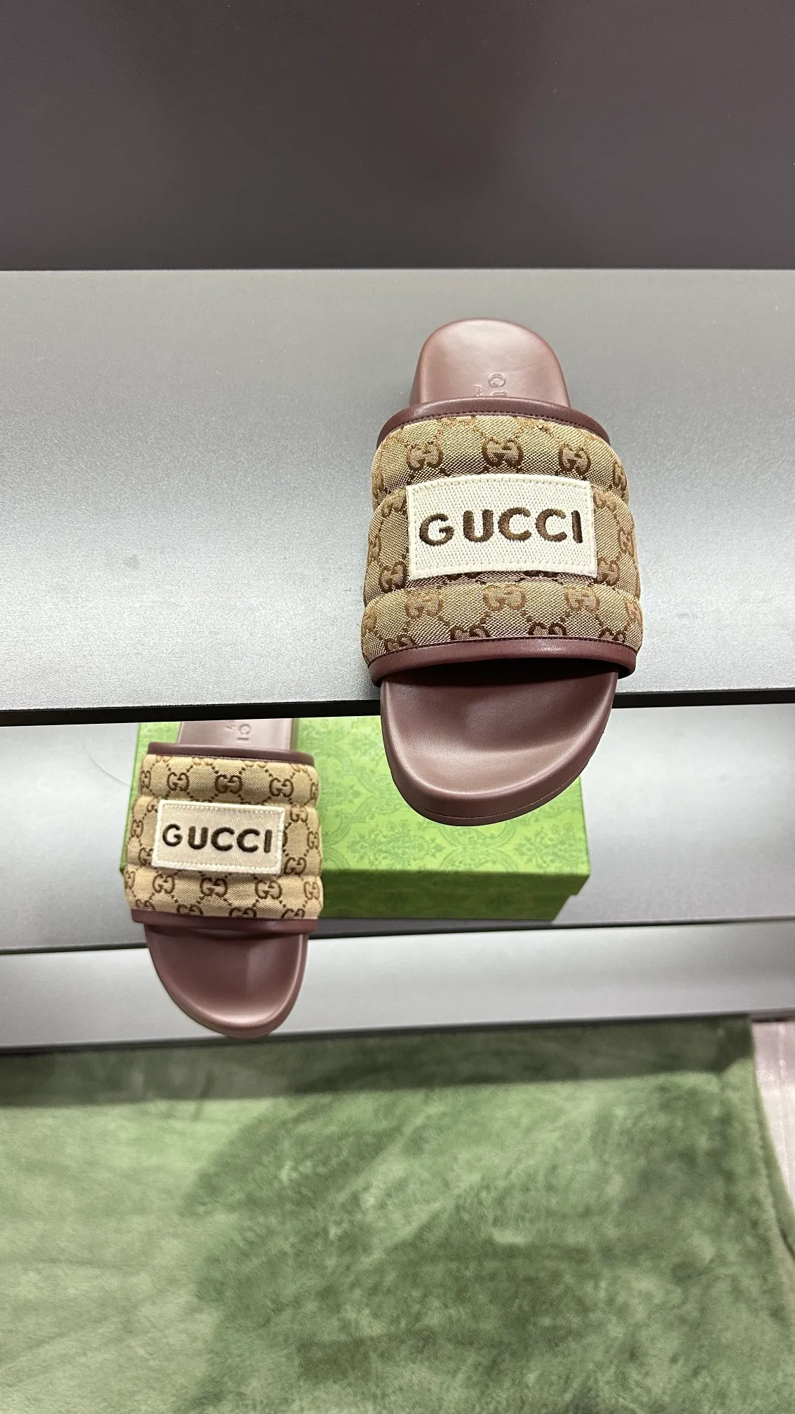 [G Family Couple Style] P: 300💰Female size 36~40 Men's size 39~45, (46. Custom-made Unisex GG slippers This slipper is made of GG polyester fiber and is decorated with a Gucci label on the front, adding a striking logo feel to the style. Beige GG recycled polyester fiber Unisex leather trim "Gucci Made in Italy" embroidered label Rubber sole Flat Made in Italy